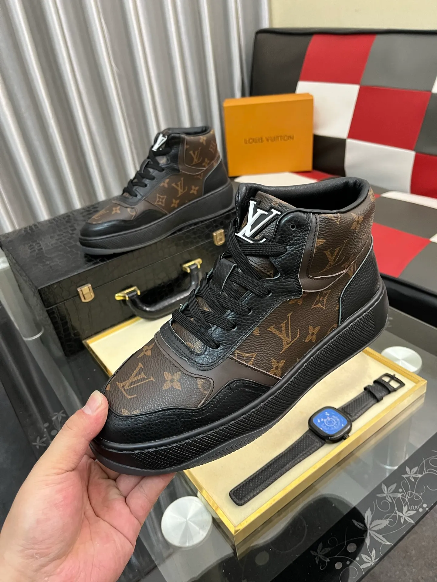 Ex-factory price: 438⌚️⌚️[LOUIS VUITTON] Same style as Louis Vuitton* official website 🚹Men's high-top casual shoes❤️Same style as popular celebrities and big names ~ Best-selling at home and abroad Lv focuses on the checkerboard series...Imported first-layer cowhide with special fabric ➕Full cotton, code number: 38-443️⃣Colors available